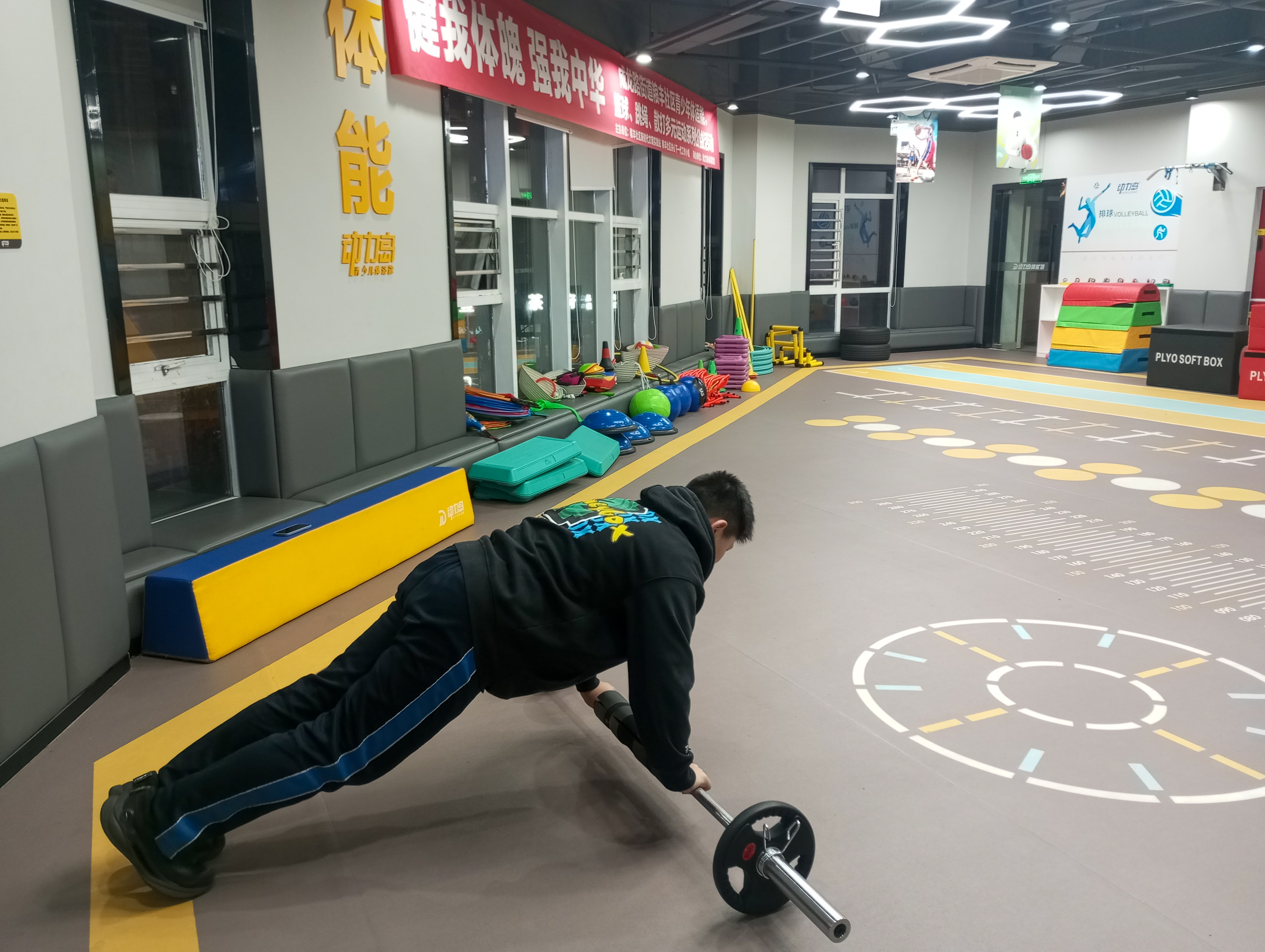 包含体能逐渐耗竭，球员不懈拼搏争取胜利的词条