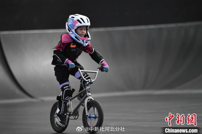 小轮车决赛：惊险刺激，引发观众热情