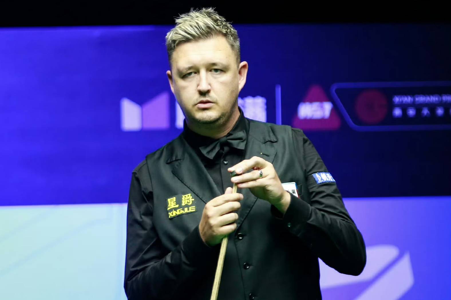 球员在国际锦标赛上奋力拼搏 球员在国际锦标赛上奋力拼搏