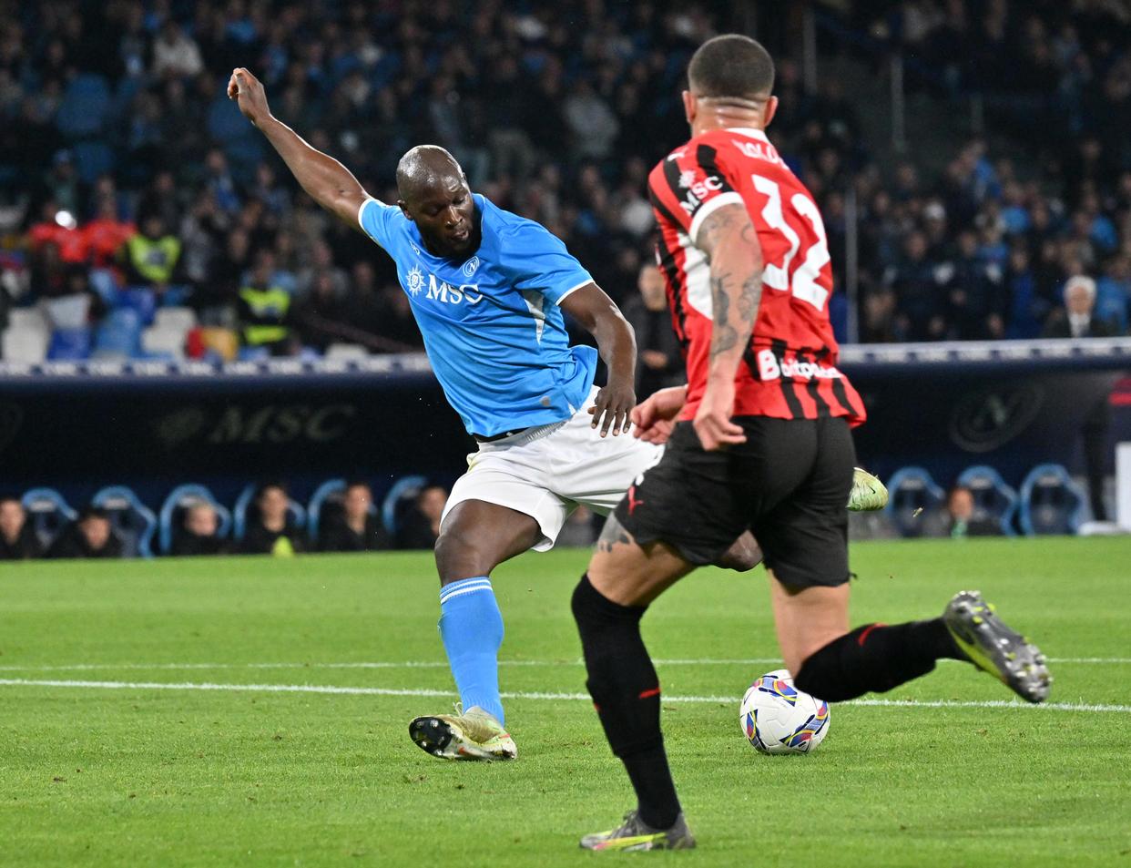 包含那不勒斯球员发挥出色，帮助球队获胜的词条