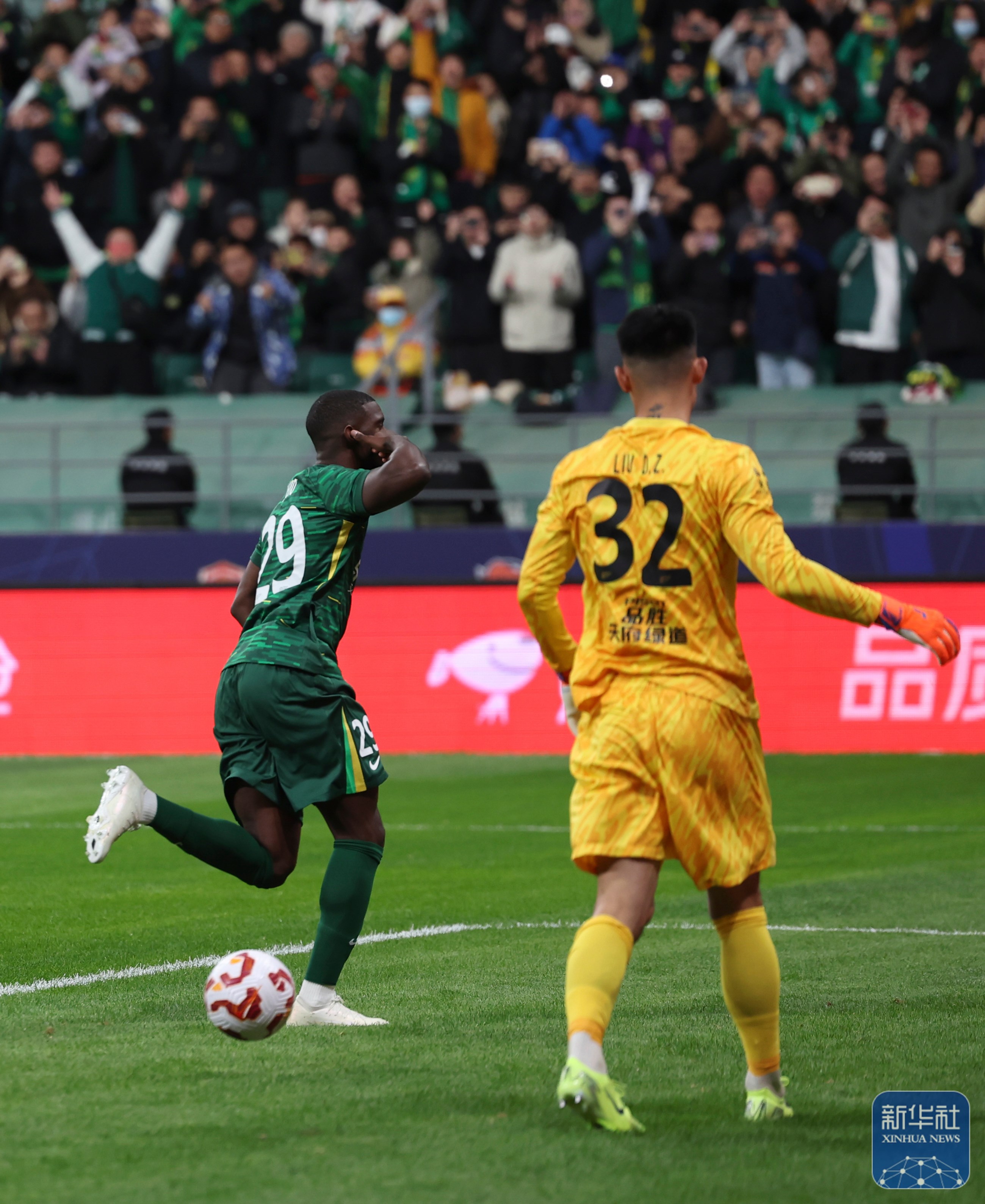 足球赛场拥挤事件频发，安保措施加强