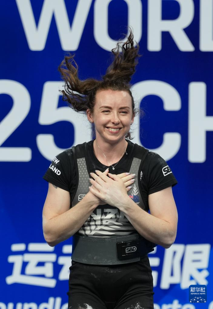 法国运动员表现出色,赢得跳高比赛 法国运动员表现出色,赢得跳高比赛