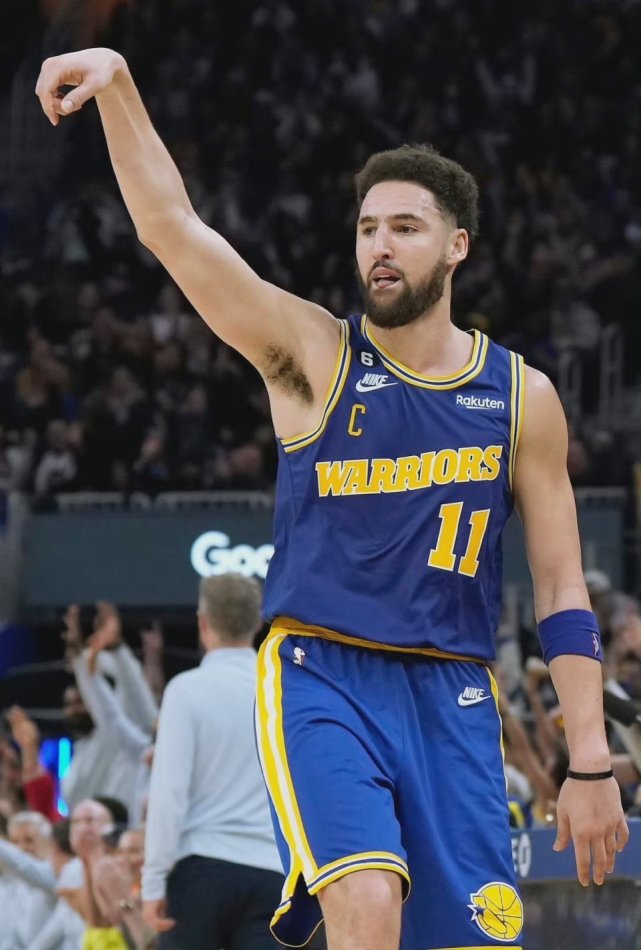 爵士险胜黄蜂,保持不败纪录 爵士险胜黄蜂,保持不败纪录